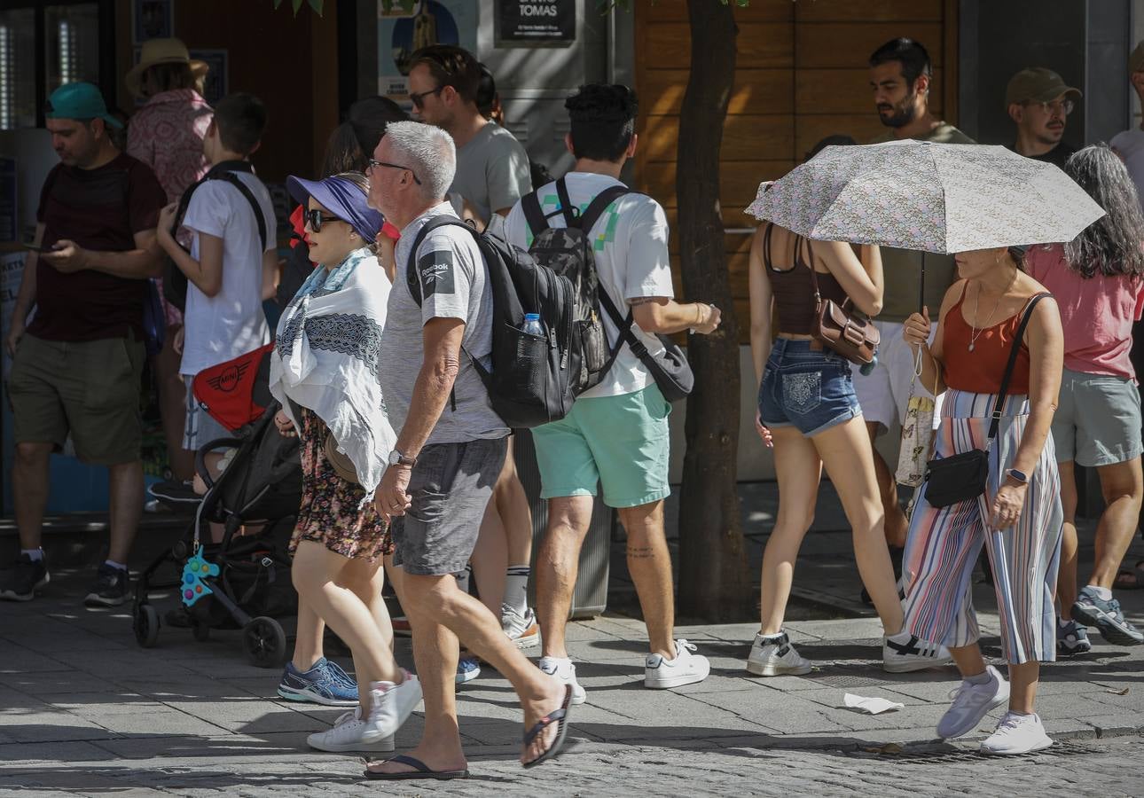 En el centro de Sevilla solo podían verse a algunos valientes turistas que desafiaban el calor