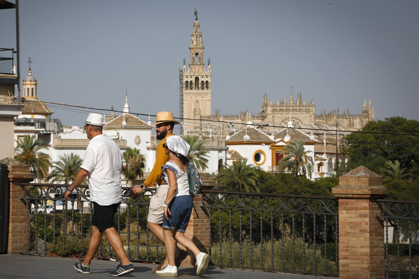 En el centro de Sevilla solo podían verse a algunos valientes turistas que desafiaban el calor