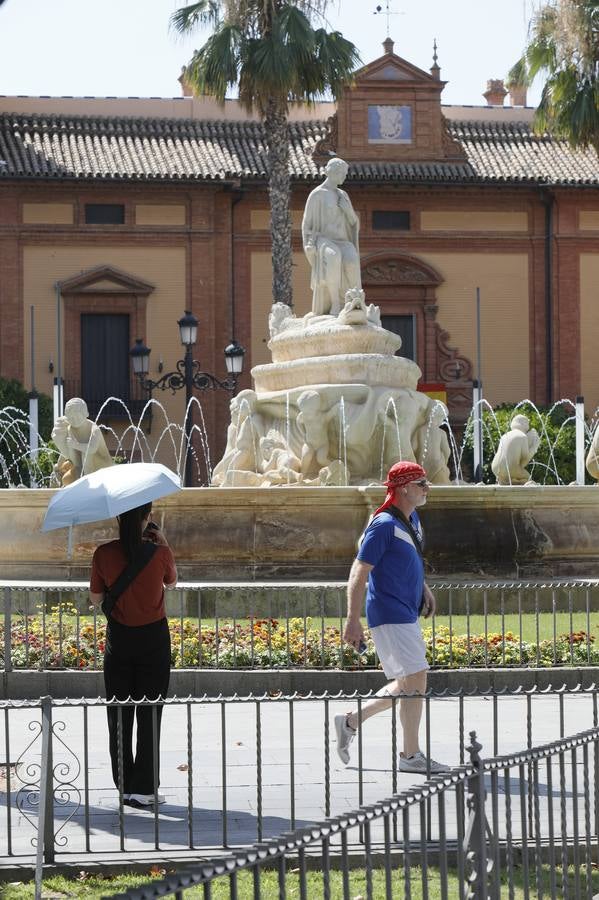 En el centro de Sevilla solo podían verse a algunos valientes turistas que desafiaban el calor