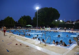 Gines combate el calor con la apertura nocturna de su piscina municipal