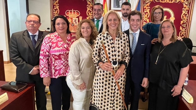 Lola Romero junto a los ocho concejales del PP