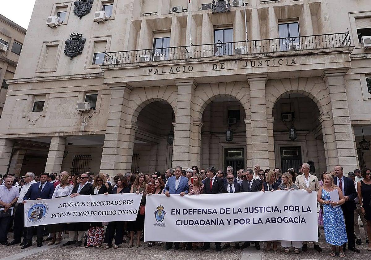 Concentración de protesta de los abogados y procuradores de Sevilla por la parálisis de la Justicia