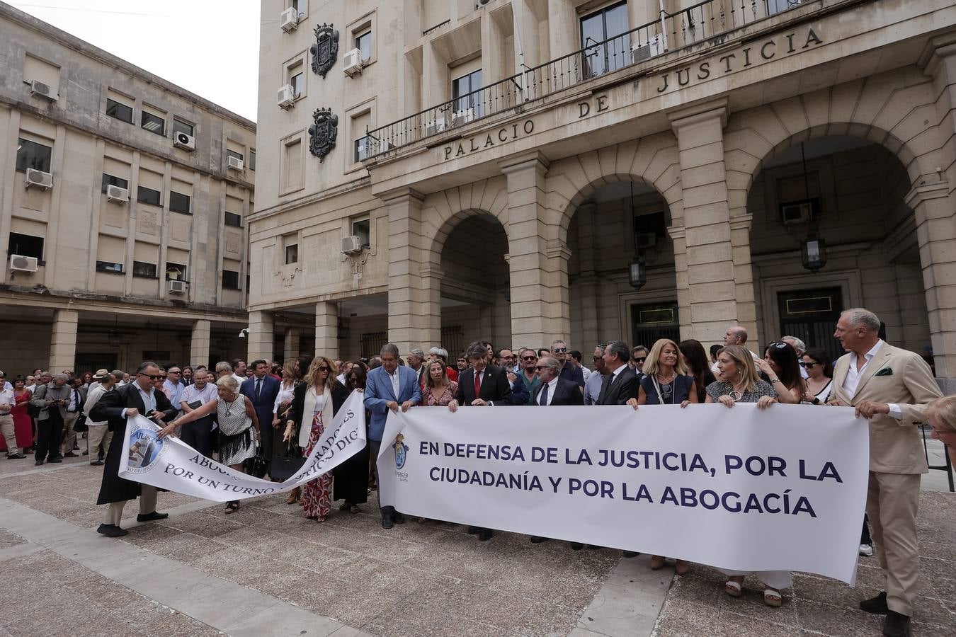 Concentración de protesta de los abogados y procuradores de Sevilla por la parálisis de la Justicia