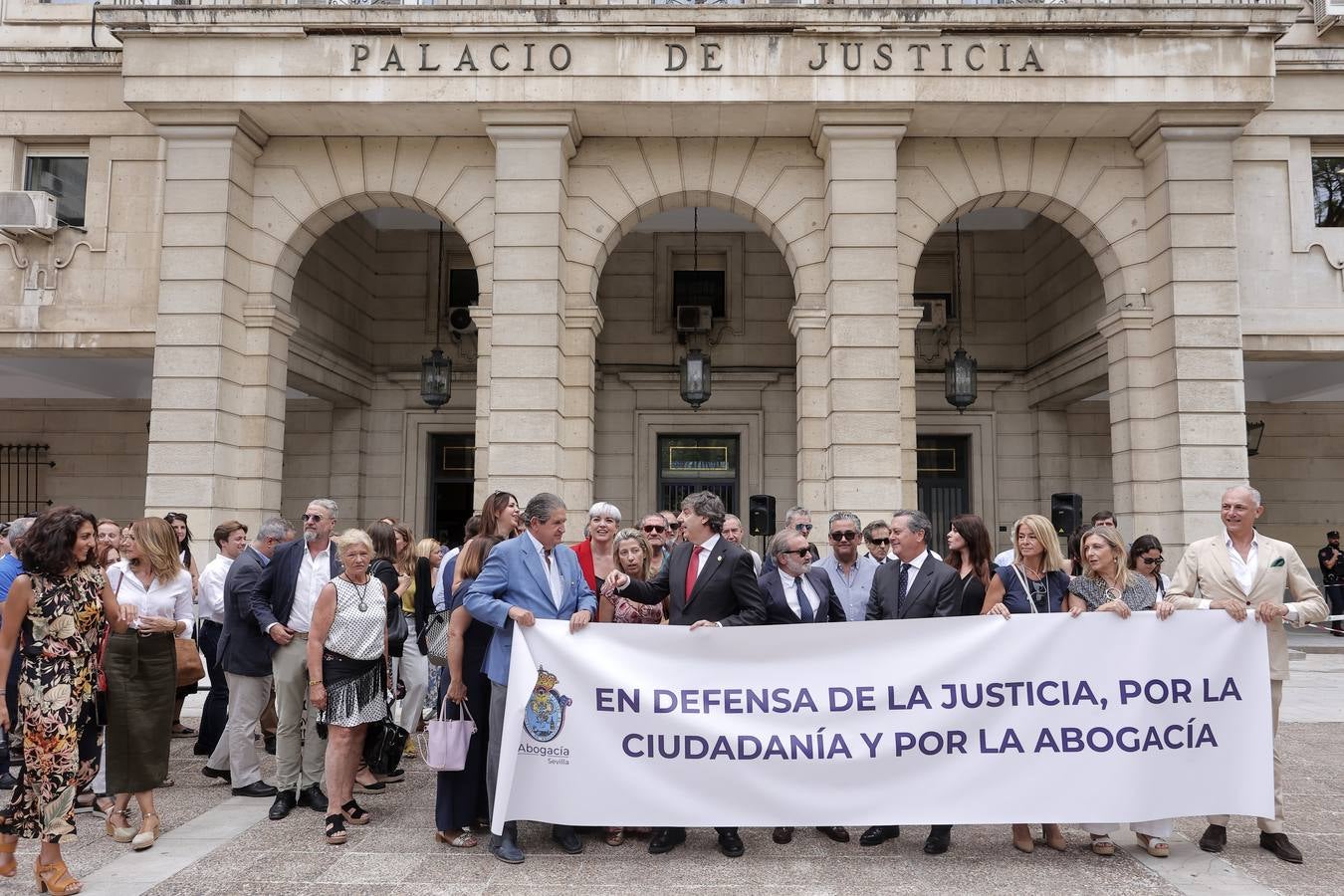 Concentración de protesta de los abogados y procuradores de Sevilla por la parálisis de la Justicia