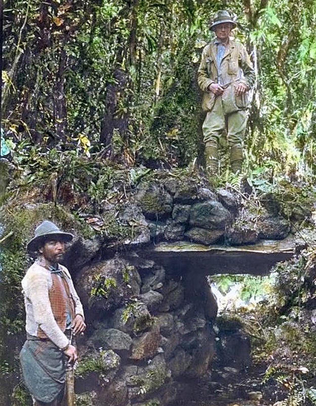 Vista de Hiram Bingham III en lo alto de un puente en Espíritu Pampa, Perú, al lado de uno de los habitantes de la zona que le ayudó. Harry Ward Foote / Wikimedia Commons