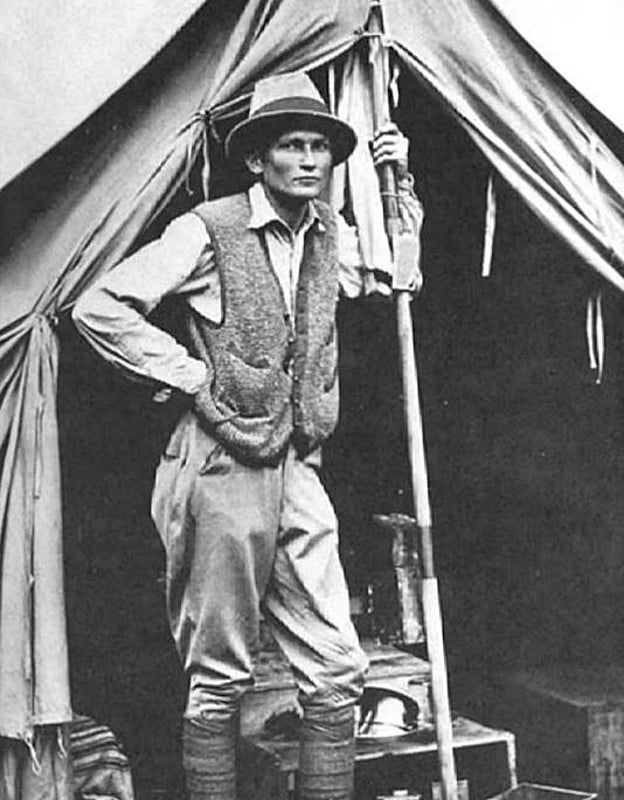 Foto de Hiram Bingham III en la puerta de su tienda cerca de Machu Picchu en 1912. Wikimedia Commons