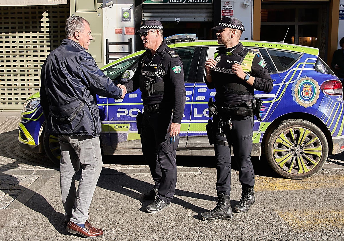 José Luis Sanz con dos agentes de la Policía Local