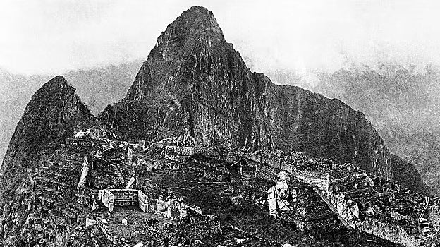 Fotografía de Machu Picchu tomada por Hiram Bingham III en 1912 después de que se hubieran realizado importantes trabajos de limpieza. National Geographic / Wikimedia Commons
