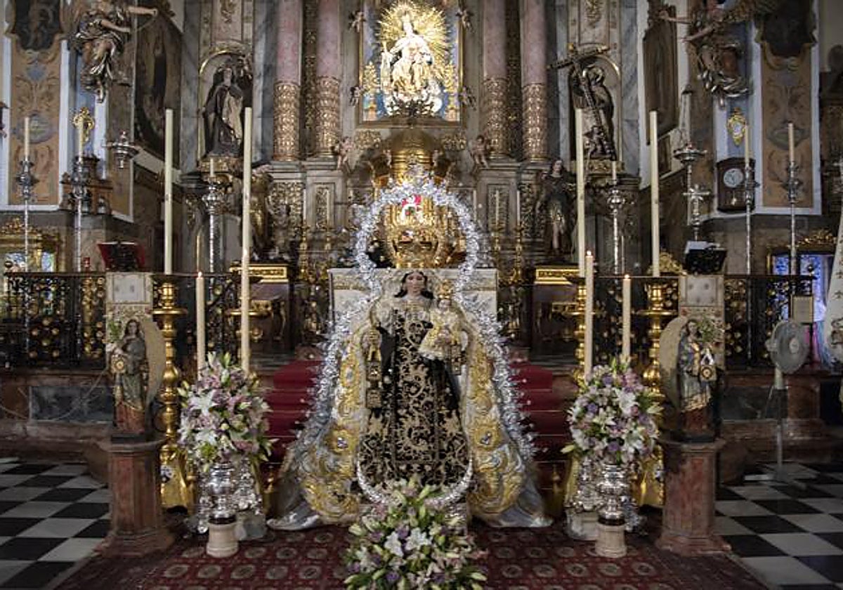 Besamanos de la Virgen del Carmen en el Santo Ángel