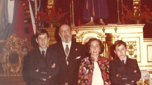 Flores con su mujer y sus hijos el 3 de abril de 1981, día de su pregón tras la misa celebrada en la Parroquia de San Gonzalo