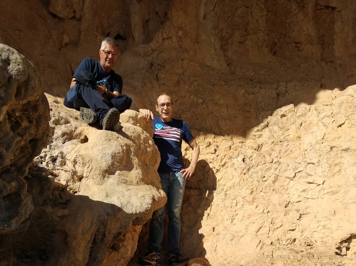 Investigadores en la entrada a la cueva de Coripe