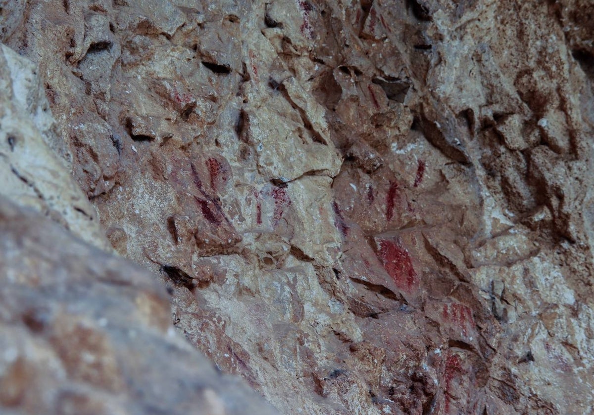 Imagen de unas manos oferentes representadas en la cueva descubierta en Coripe