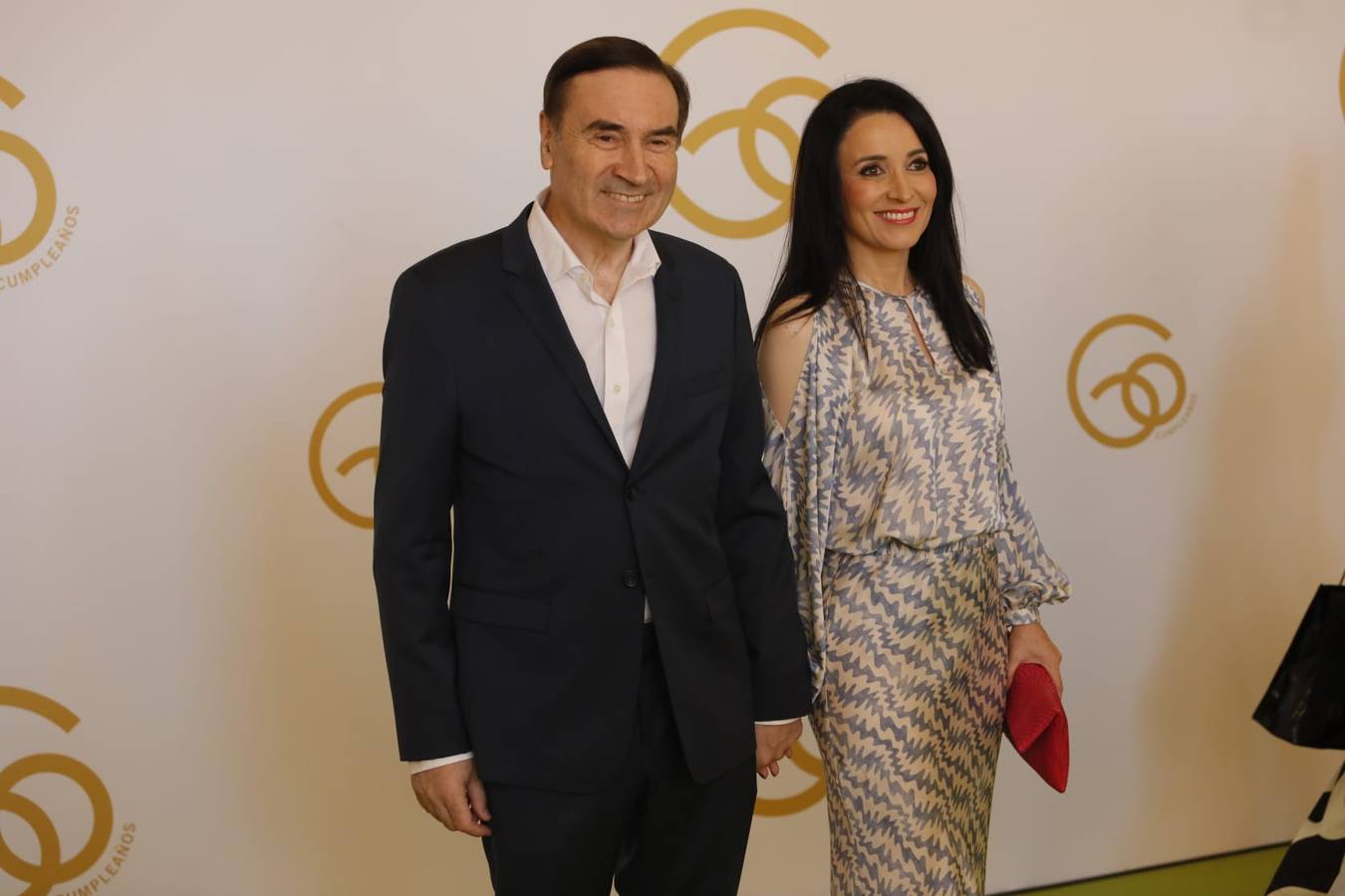 Pedro J. Ramírez junto a su acompañante