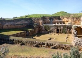 Intervienen en la tumba de la Moneda de Vespasiano de la Necrópolis de Carmona
