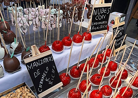 Imagen secundaria 1 - Así fue la fiesta de cumpleaños de &#039;El Turronero&#039;: 3.500 invitados, famosos, una mini Feria de Abril y múltiples actuaciones