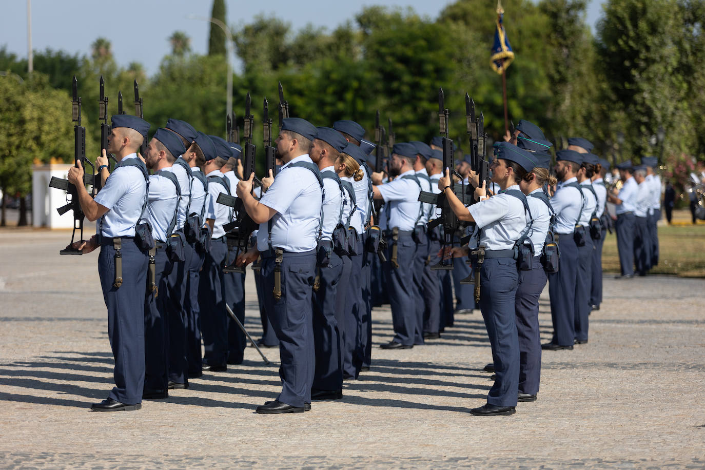 La ceremonia castrense con motivo del relevo del Jefe del Acuartelamiento Aéreo de Tablada