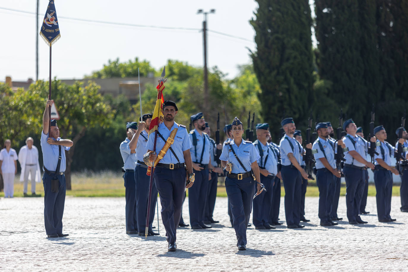La ceremonia castrense con motivo del relevo del Jefe del Acuartelamiento Aéreo de Tablada