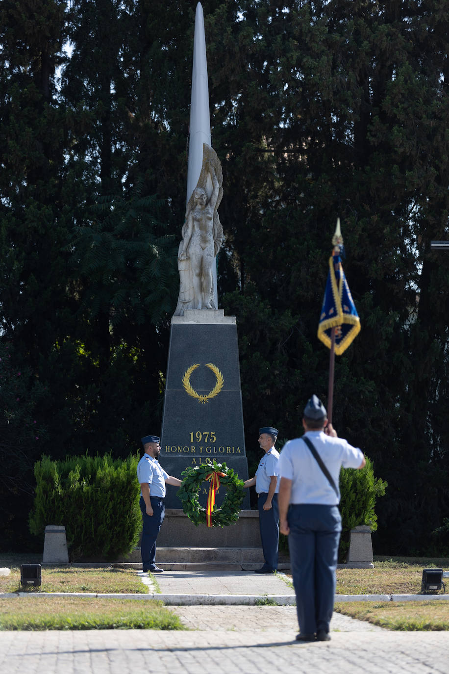 La ceremonia castrense con motivo del relevo del Jefe del Acuartelamiento Aéreo de Tablada