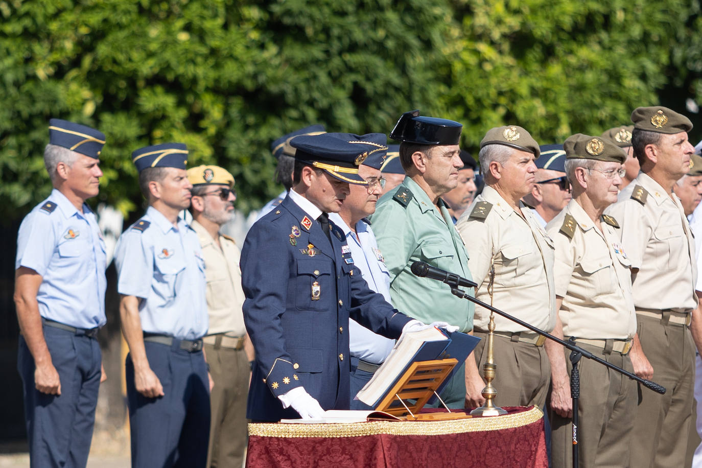 La ceremonia castrense con motivo del relevo del Jefe del Acuartelamiento Aéreo de Tablada