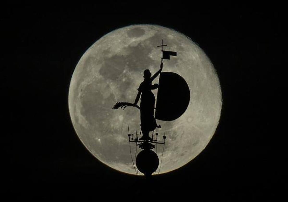 Imagen de una luna llena reciente