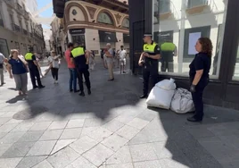 Redada de la Policía Local de Sevilla contra los manteros en la calle Tetuán