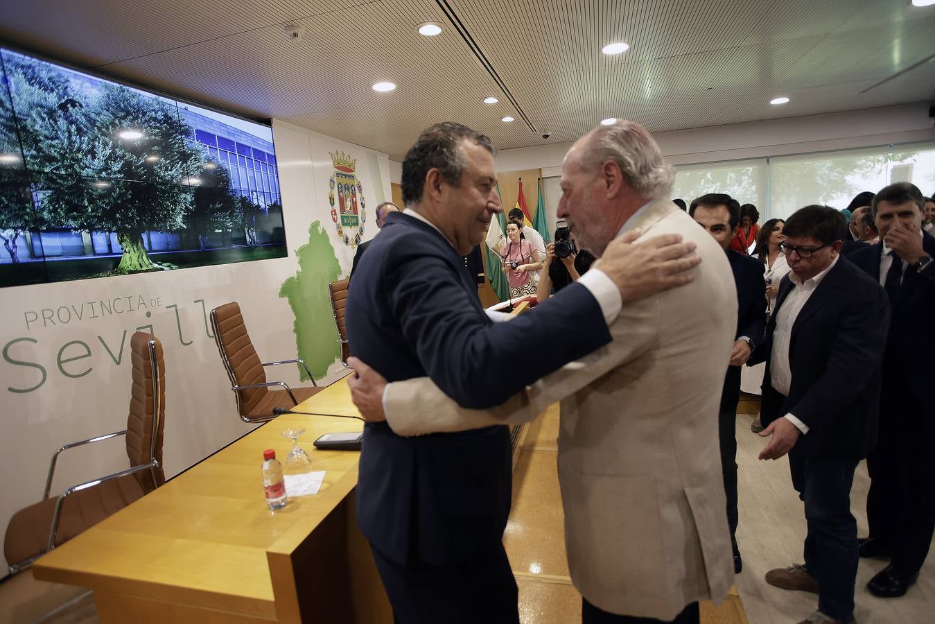 Momento en el que el socialista Javier Férnandez es investido nuevo presidente de la Diputación de Sevilla para los próximos cuatro años