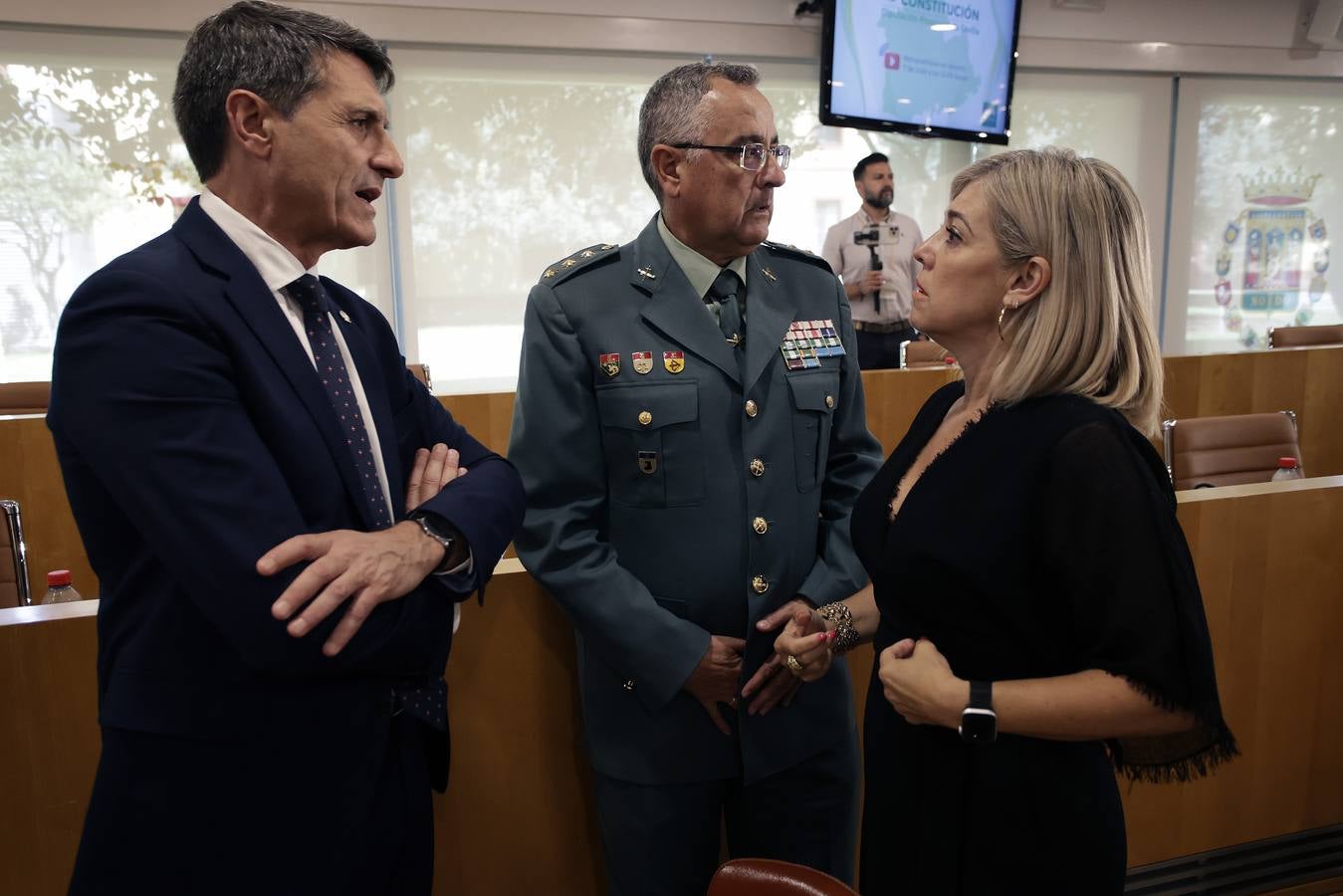 Momento en el que el socialista Javier Férnandez es investido nuevo presidente de la Diputación de Sevilla para los próximos cuatro años