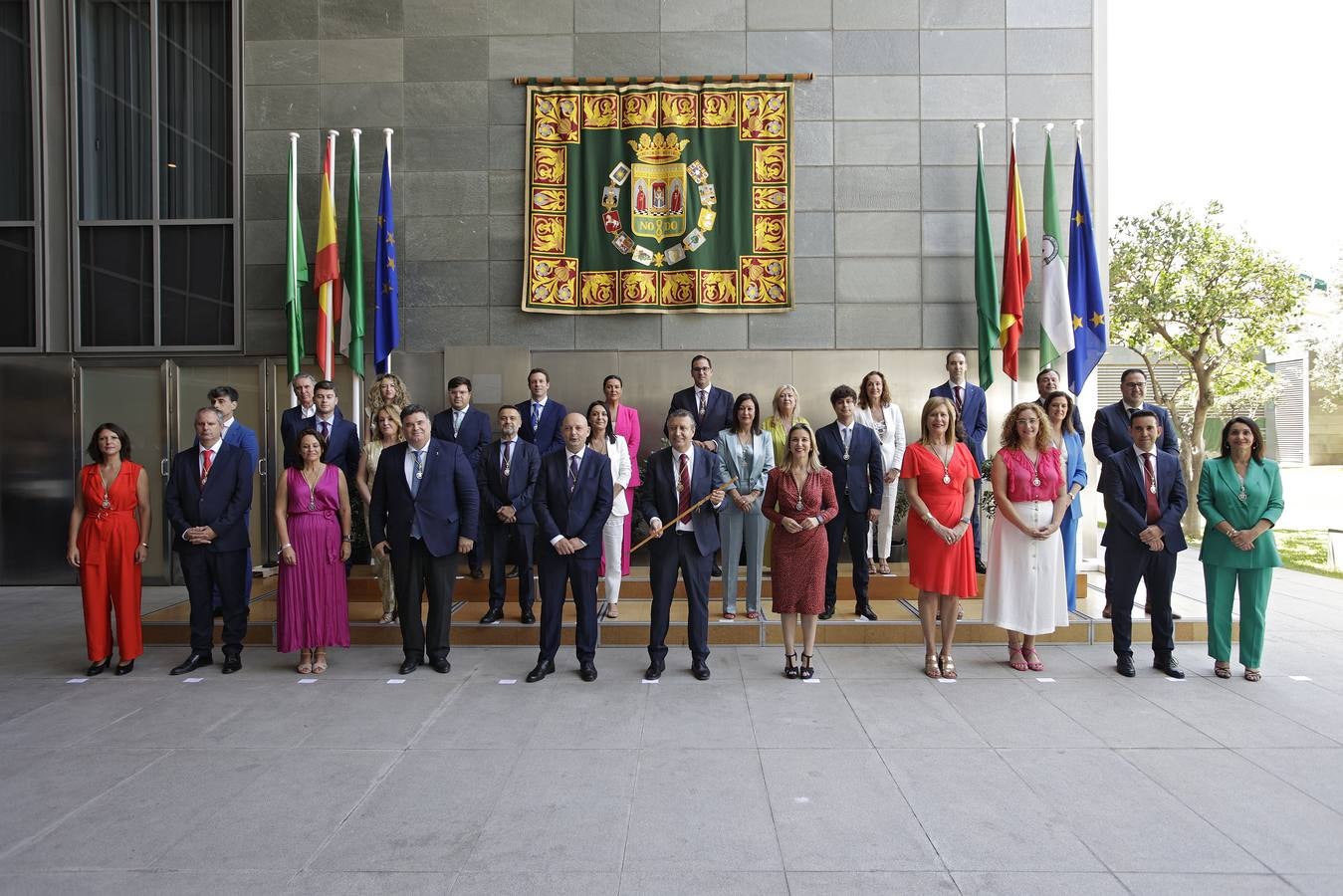 Momento en el que el socialista Javier Férnandez es investido nuevo presidente de la Diputación de Sevilla para los próximos cuatro años