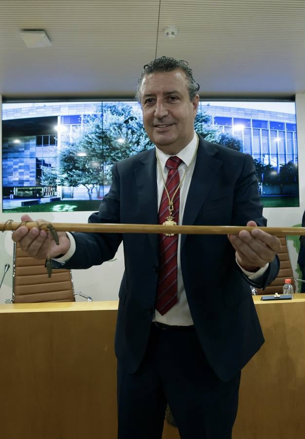 Momento en el que el socialista Javier Férnandez es investido nuevo presidente de la Diputación de Sevilla para los próximos cuatro años