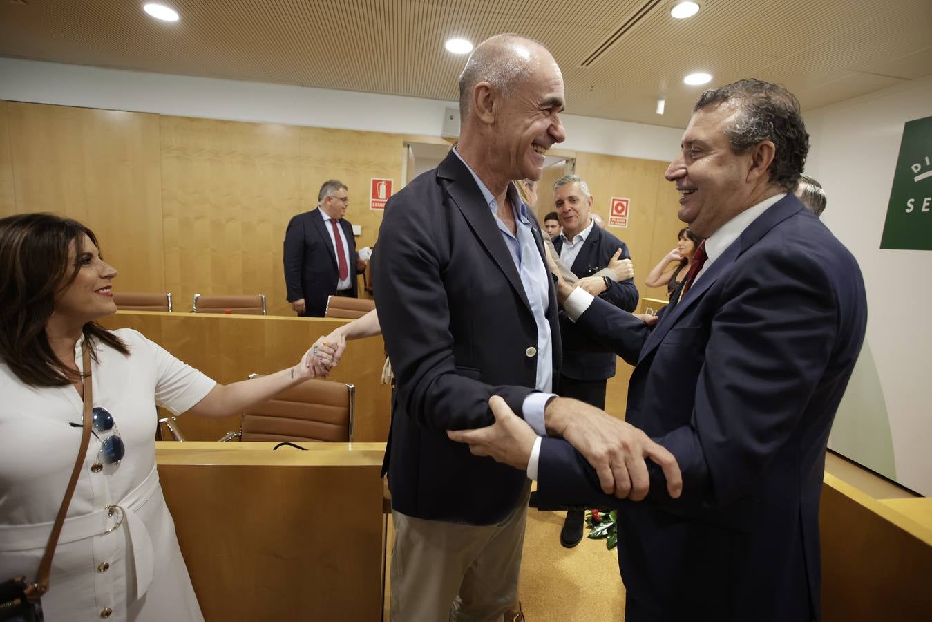 Momento en el que el socialista Javier Férnandez es investido nuevo presidente de la Diputación de Sevilla para los próximos cuatro años