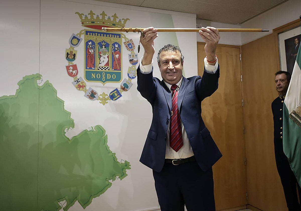 Momento en el que el socialista Javier Férnandez es investido nuevo presidente de la Diputación de Sevilla para los próximos cuatro años