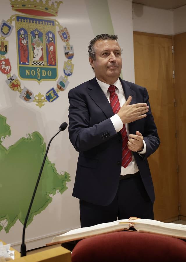 Momento en el que el socialista Javier Férnandez es investido nuevo presidente de la Diputación de Sevilla para los próximos cuatro años