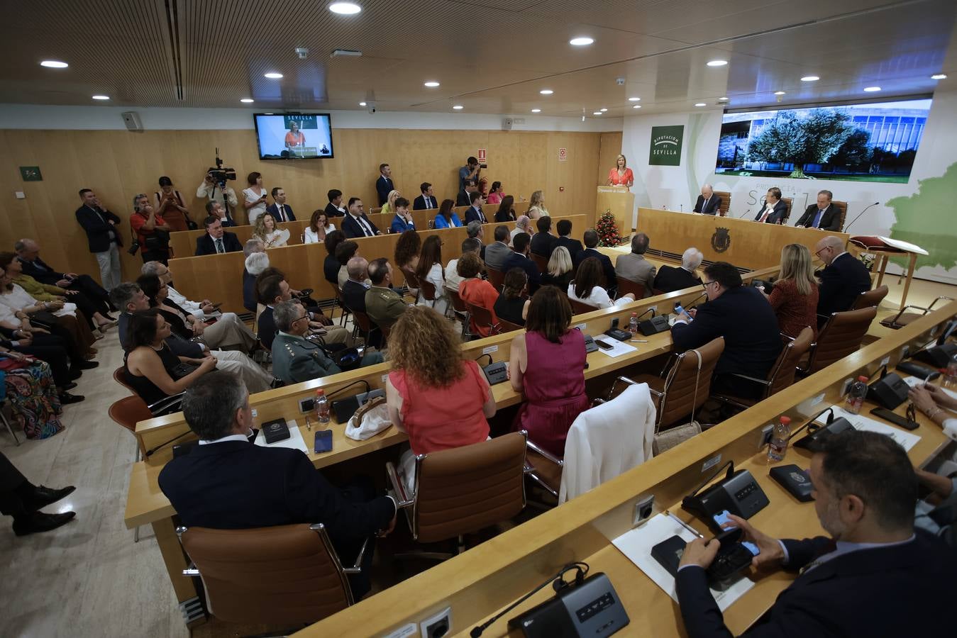 Momento en el que el socialista Javier Férnandez es investido nuevo presidente de la Diputación de Sevilla para los próximos cuatro años