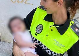 Rescatan a una bebé de un mes atrapada dentro del coche de su madre en Sevilla