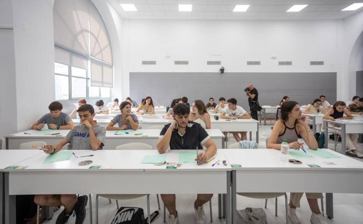 Un aula de Sevilla con alumnos que se examinan de Selectividad