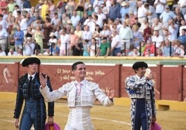 Imágenes de la corrida de Roca Rey, Talavante y David Galván en Estepona
