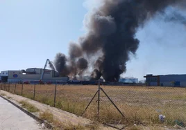 Extinguido el incendio del polígono La Red en Alcalá de Guadaíra