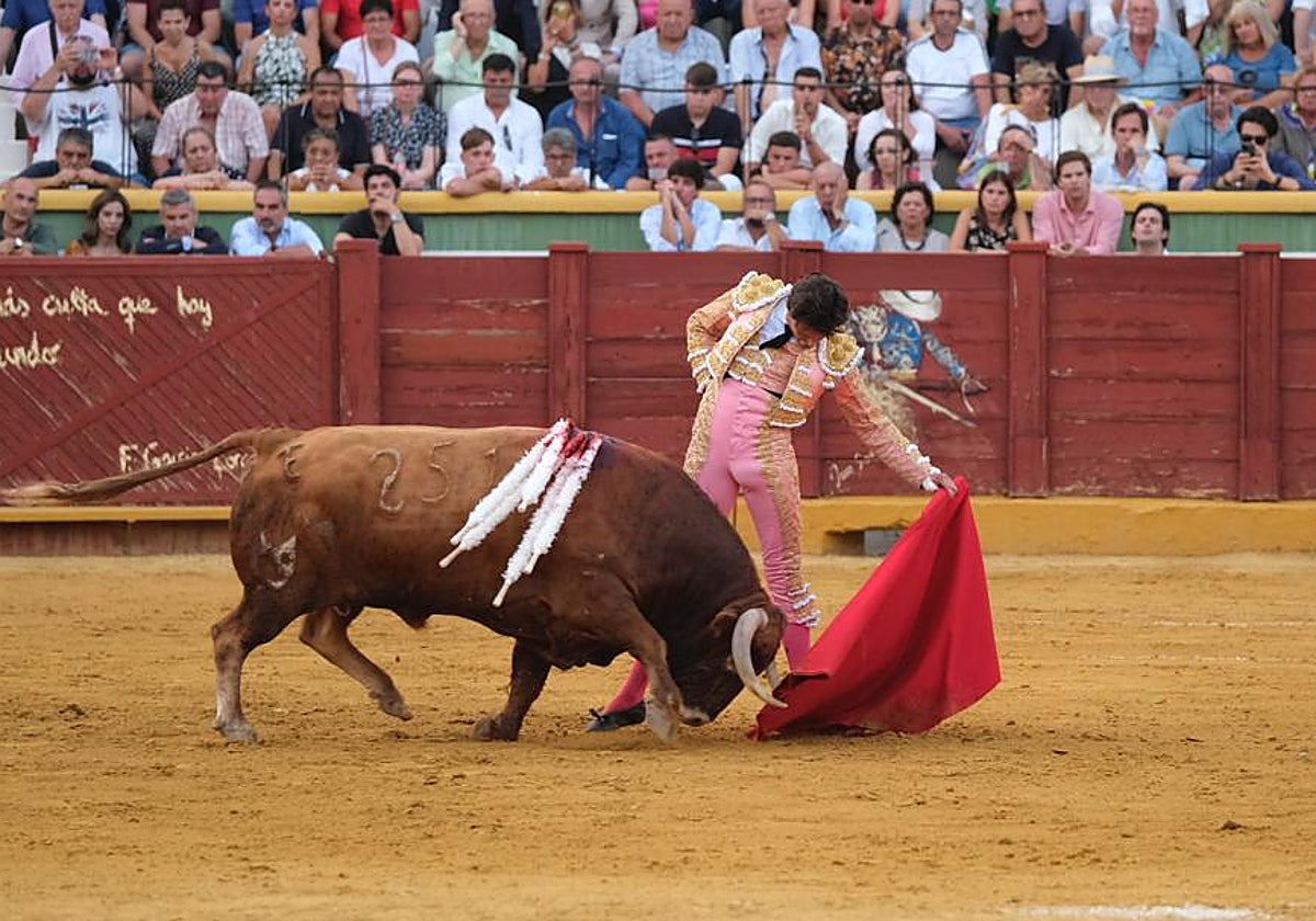 Natural de Roca Rey al aplomado tercero, con el demostró falta de lucidez y esmero