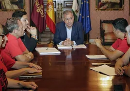 El alcalde de Sevilla pide más implicación policial en el problema de los cortes de luz