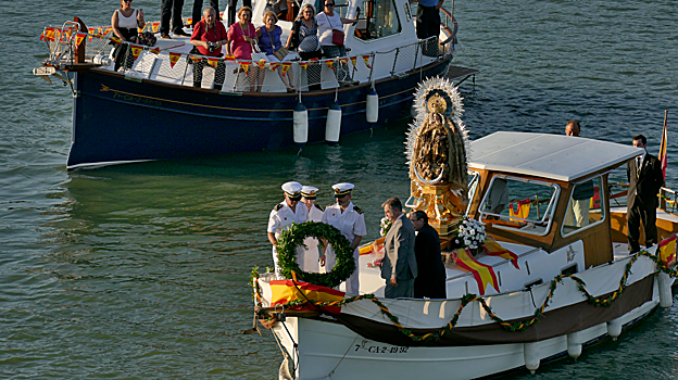 Virgen del Carmen por el río Guadalquivir