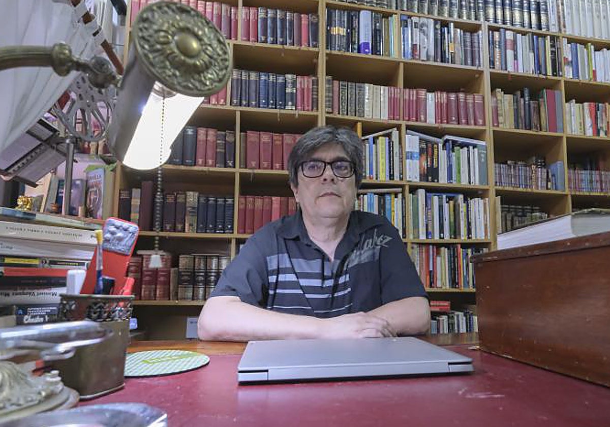 José Manuel Quesada regenta la librería Alejandría desde hace más de 25 años