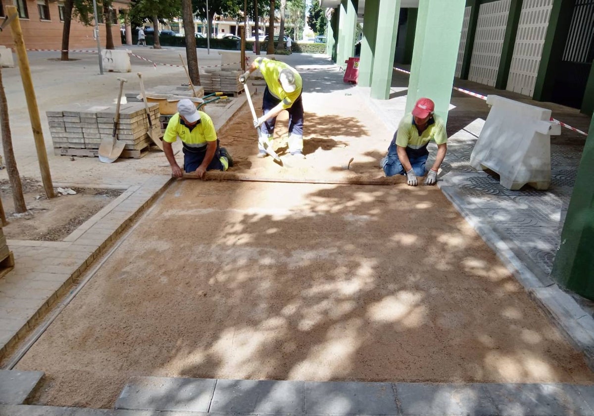 Operarios actúan en una de las obras que gestiona la Gerencia de Urbanismo