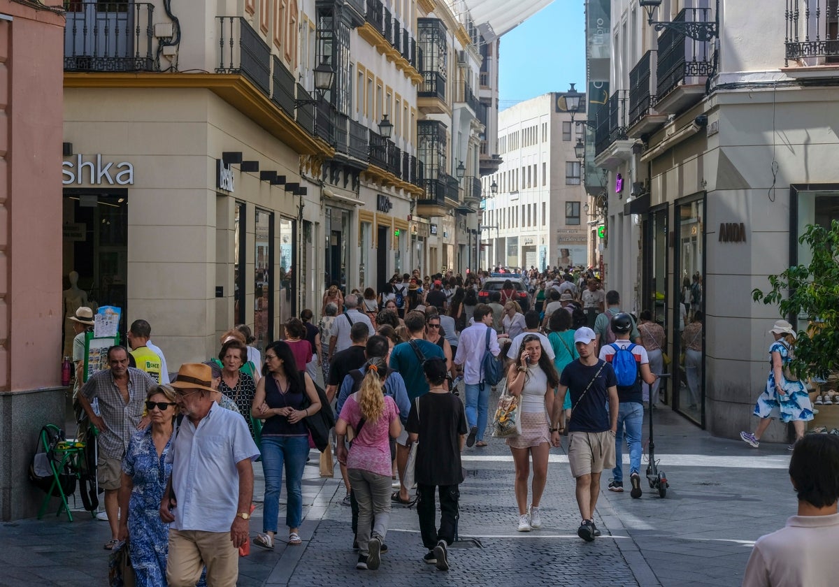 La calle Tetuán concentra las franquicias, mientras que ha desaparecido casi todo el comercio tradicional desde 1991