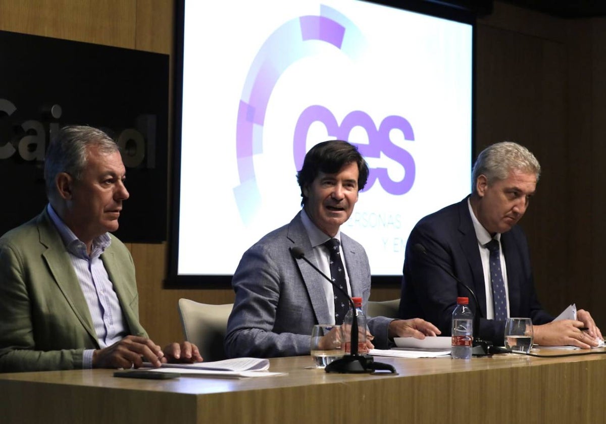 Miguel Rus, presidente de la CES, se dirige a la Junta directiva, en la que intervino el alcalde  de Sevilla, José Luis Sanz. A la derecha, David Alba, nuevo secretario general de la organización empresarial