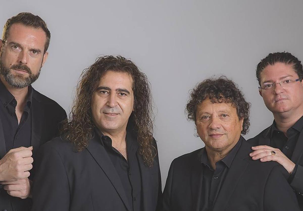 Carlos Ruiz (segundo por la izquierda) en una imagen con Cantores de Híspalis