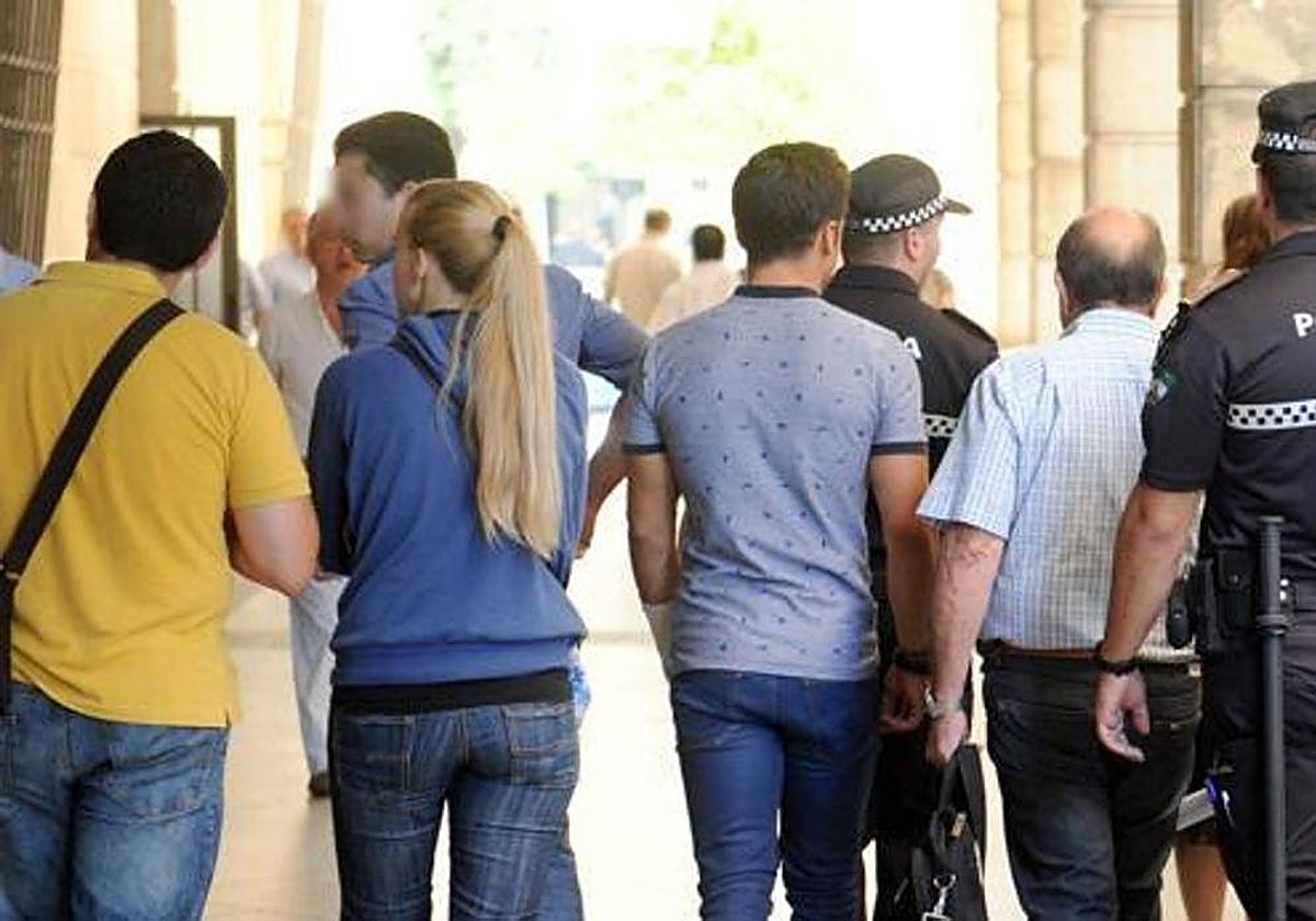 Algunos de los opositores que fueron investigados en una imagen de archivo tomada en los juzgados del Prado