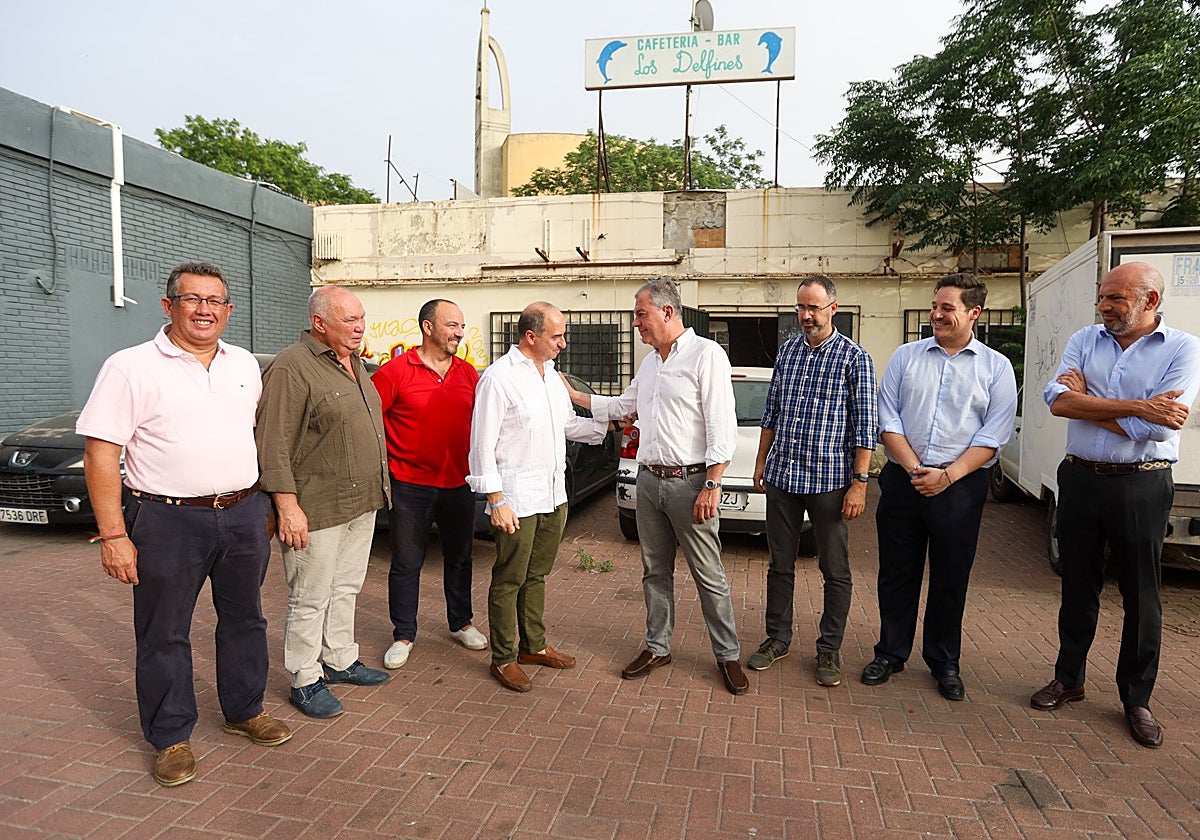 El alcalde de Sevilla con los hermanos de Sevilla Sur