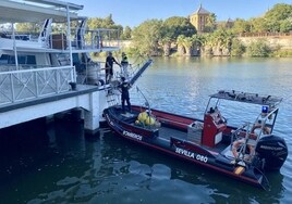 Un barco de recreo averiado choca contra el Labradores y vierte agua contaminada y gasoil al río Guadalquivir de Sevilla
