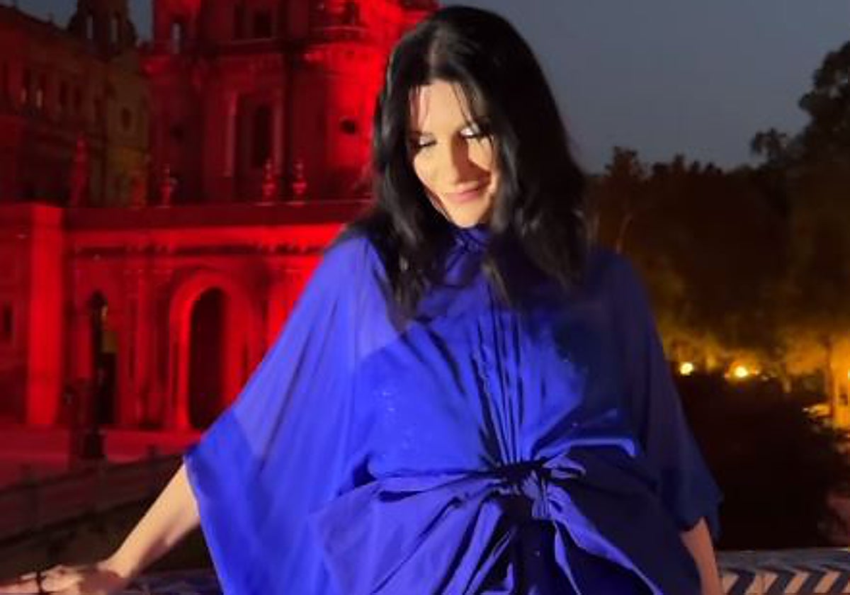 Laura Pausini posa en la plaza de España en las horas previas a su primer concierto en Sevilla