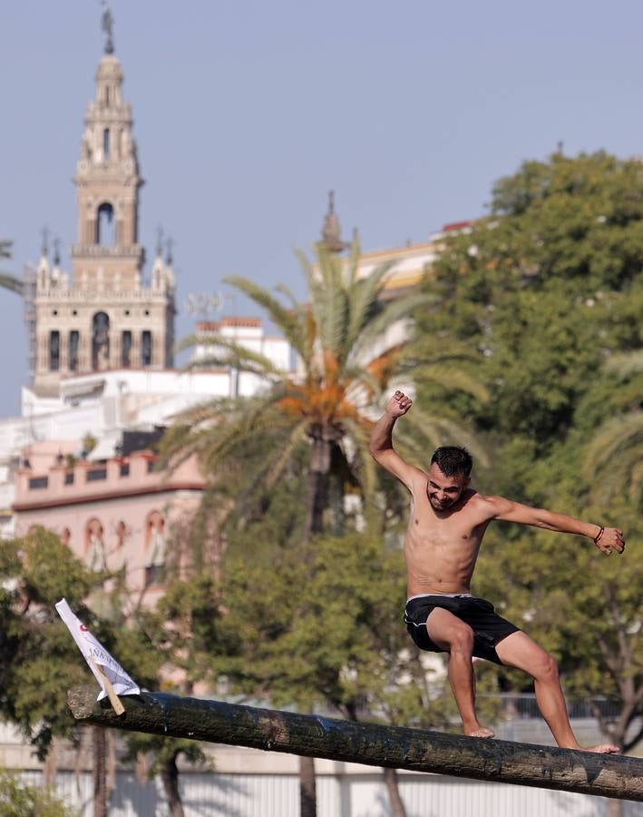 Tradicional cucaña de la Velá de Santa Ana en el barrio de Triana 